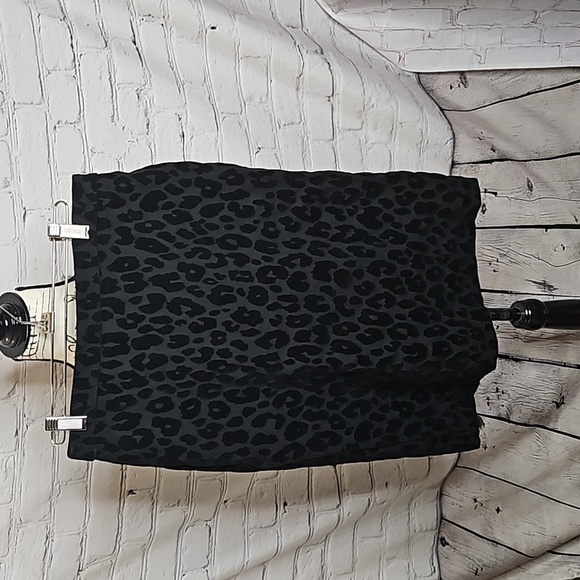 Ann Taylor Dresses & Skirts - Ann Taylor Black Velvet Detail Leopard Print Pencil Skirt Size 6